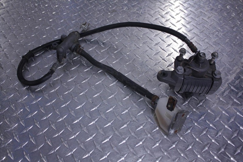 04 SUZUKI GS 500 FH REAR BRAKE CALIPER MASTER CYLINDER RESERVOIR ASSEMBLY GS500