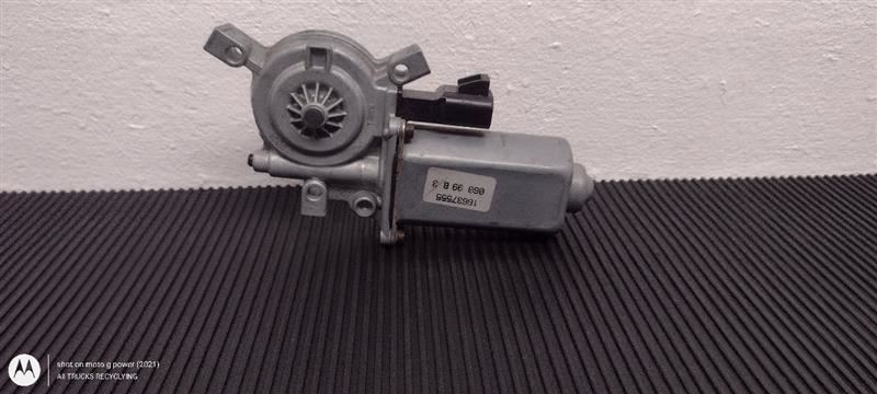97-03 Chevrolet Malibu Left Driver Door Window Motor OEM 22702139