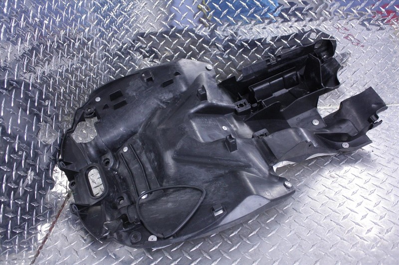 2003 HONDA VFR 800 INTERCEPTOR REAR TAIL FAIRING FENDER UNDER TRAY VFR800 03