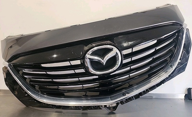 TK21-50712 || 13-15 MAZDA CX-9 OEM DOLPHIN GRAY PEARL FRONT UPPER GRILLE EMBLEM