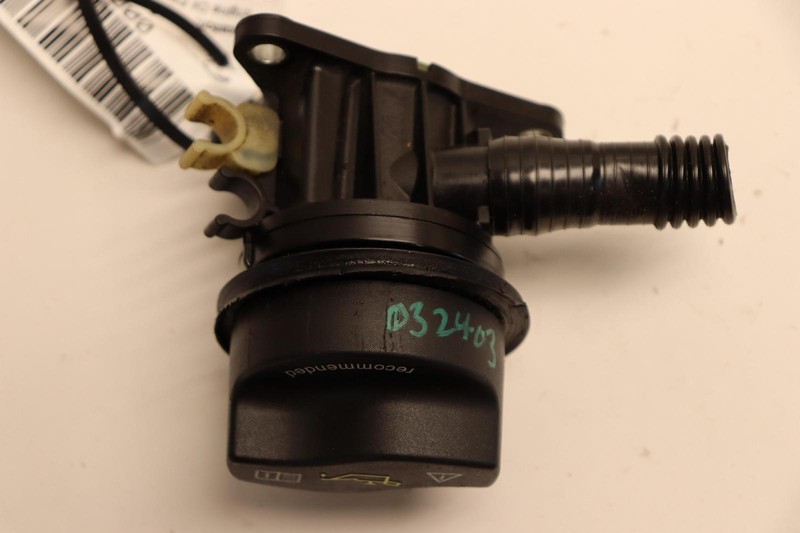 2014-2019 MERCEDES CLA CLASS CLA45 AMG C117 2.0L ENGINE OIL FILTER CAP OEM