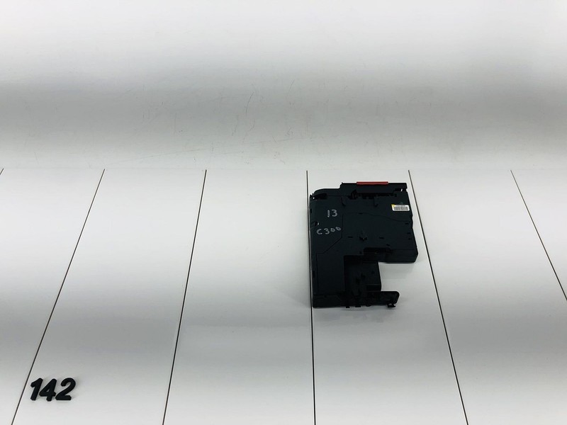 12-14 MERCEDES BENZ C300 W204 3.5L POSITIVE TERMINAL JUNCTION FUSE RELAY BOX OEM