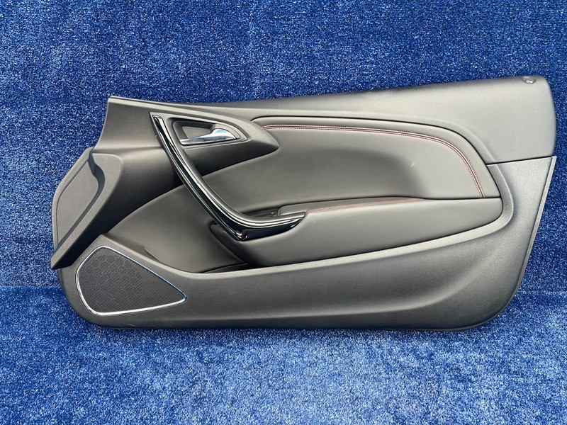 2016-2019 BUICK CASCADA Passenger RH Interior Door Panel Trim 39014325 oem