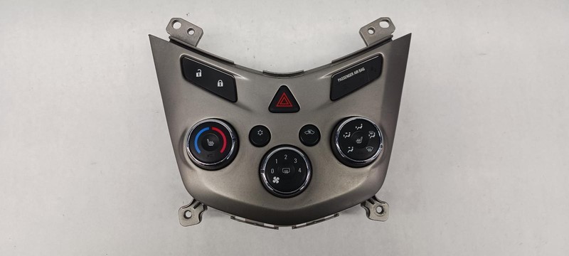 2013 CHEVROLET SONIC Heat AC Controller heated seats 95282238 OEM 13 14