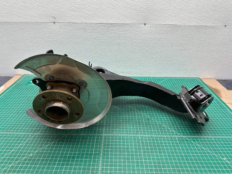 20-24 Mini Countryman F60 REAR RIGHT SPINDLE KNUCKLE W/ HUB OEM