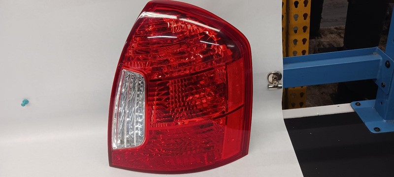 06-'11 HYUNDAI ACCENT GLS Right passenger outer Taillight OEM Grade A!