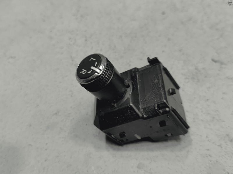 2018-2020 TOYOTA CAMRY XSE XLE FRONT DRIVER DOOR OUTER MIRROR CONTROL SWITCH OEM