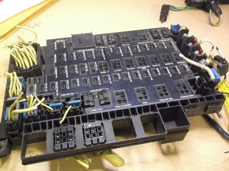 Freightliner A06-22691-000 Fuse & Relay Block, Minor Damage, see Photos