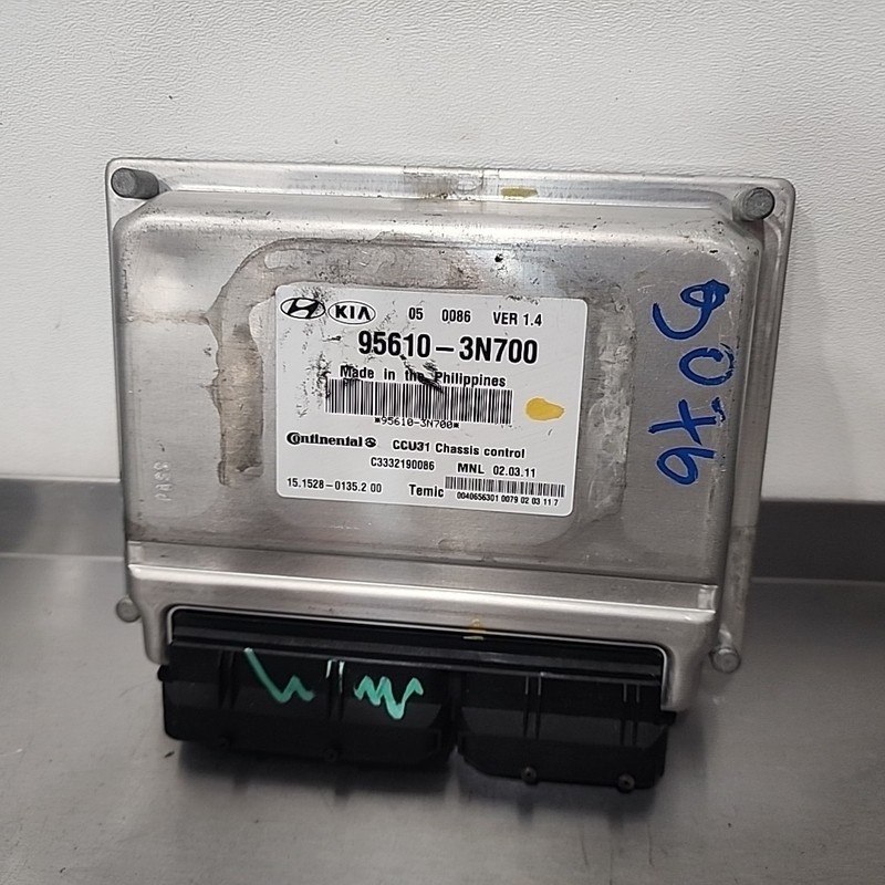 OEM 2011 Thru 2013 Hyundai Equus Air Ride Suspension Control Module 95610-3N700