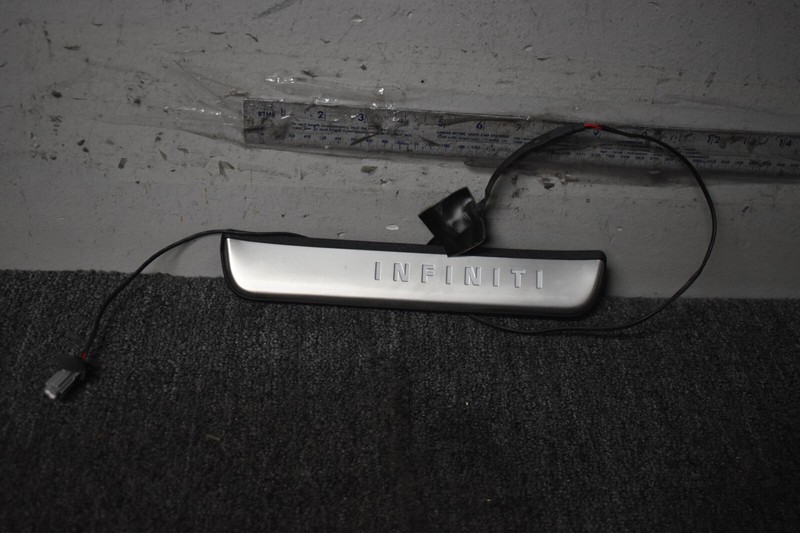 INFINITI REAR LEFT SIDE STEP PAD FACTORY OEM