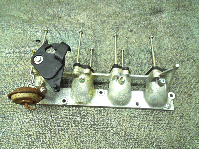 MANIFOLD 1 W INSULATORS 67F-113641-00-94 Yamaha 1999-2003 80 100 HP OUTBOARD