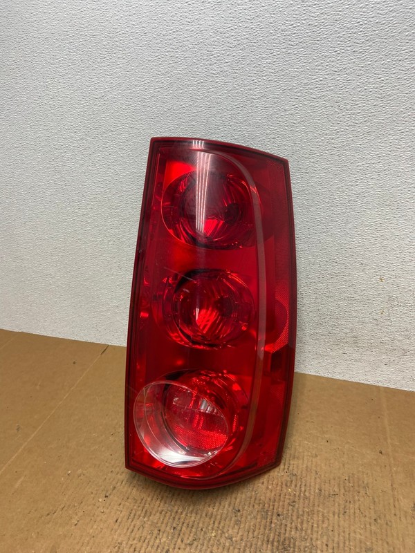 2007 to 2011 GMC Yukon Right Passenger RH Side Tail Light OEM AE1458 LK
