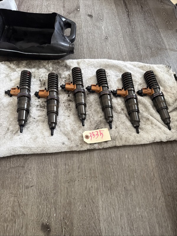 Volvo VNL 2014 D13 Injector Diesel Engine- P/N: 22027808