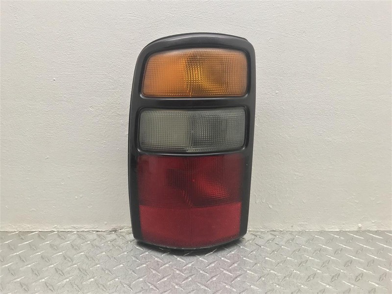 04-06 CHEVROLET TAHOE YUKON DRIVER TAIL LAMP OEM 166-02129LC