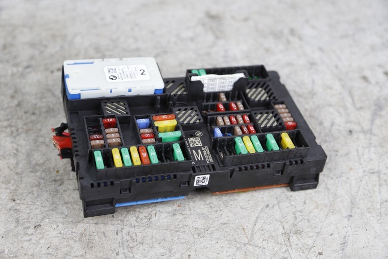 2017 - 2019 BMW 530i 540i G30 REAR POWER DISTRIBUTION FUSE RELAY BOX OEM