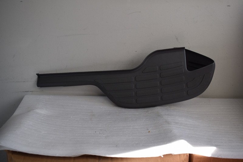 2000-2006 CHEVROLET TAHOE AND SUBURBAN REAR RIGHT BUMPER STEP PAD FACTORY OEM