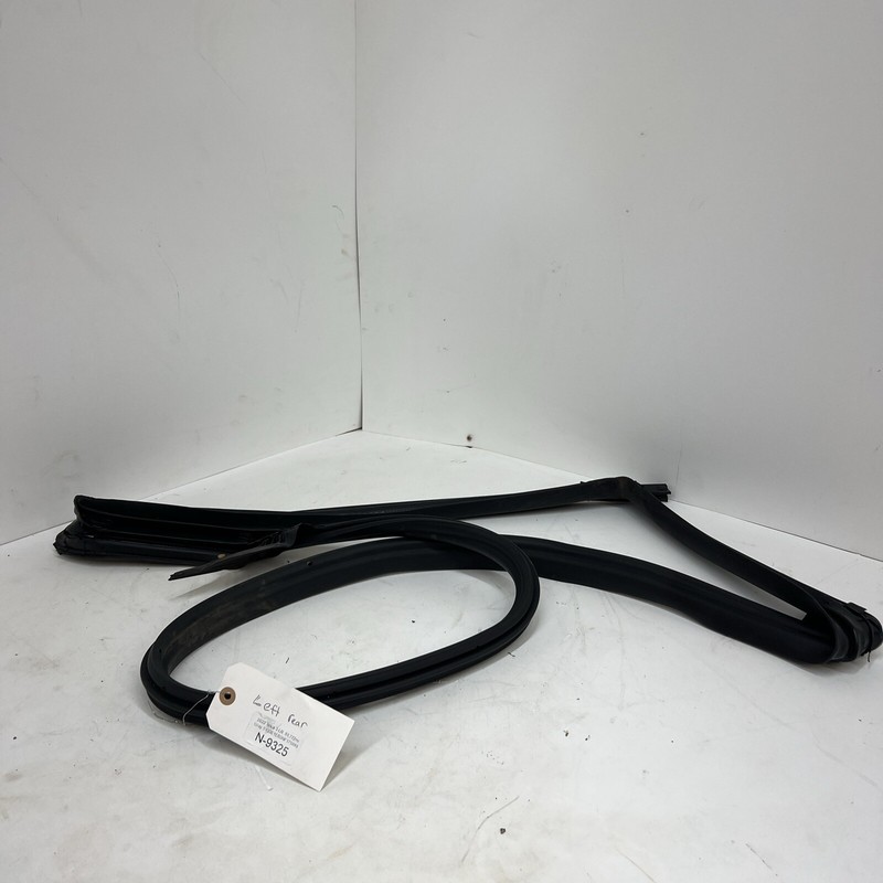 17-23 TESLA MODEL 3 REAR LEFT DOOR SEAL RUBBER WEATHERSTRIP STRIP N-9325 S2