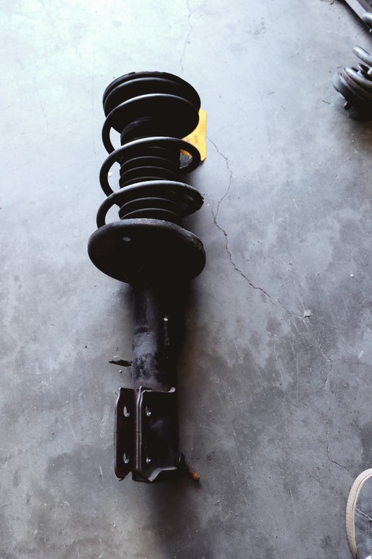 2004-2006 Pontiac GTO LH Driver Front Strut Assembly OEM *USED*