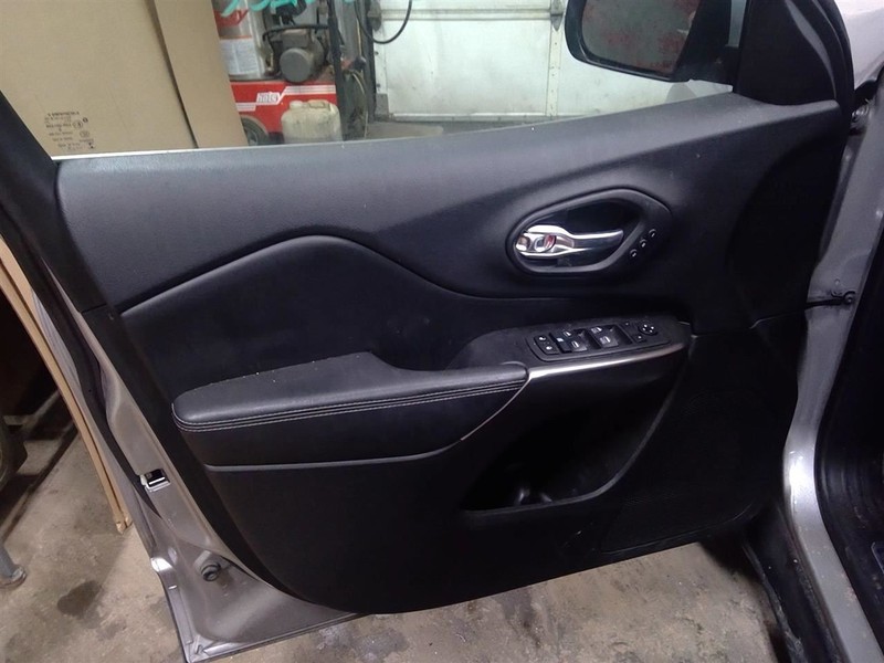 CHEROKEE2019 Driver Left Front Door Trim Panel 1750307