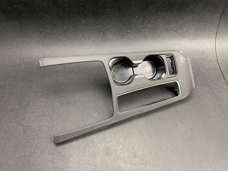 Center Console Upper Trim Panel w/ Cup Holder 2021 Cadillac XT4 84658930 19 - 23