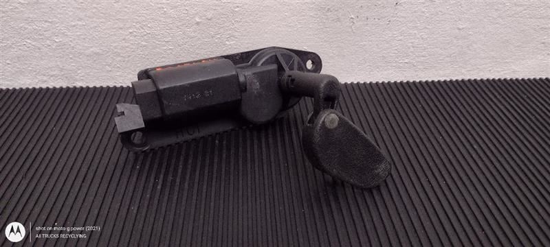 97-05 Chevrolet Venture Right Passenger Quarter Glass Window Motor OEM 15218661