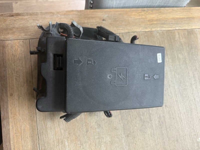 OEM 2004 GMC Envoy 4.2L Fuse Box Engine