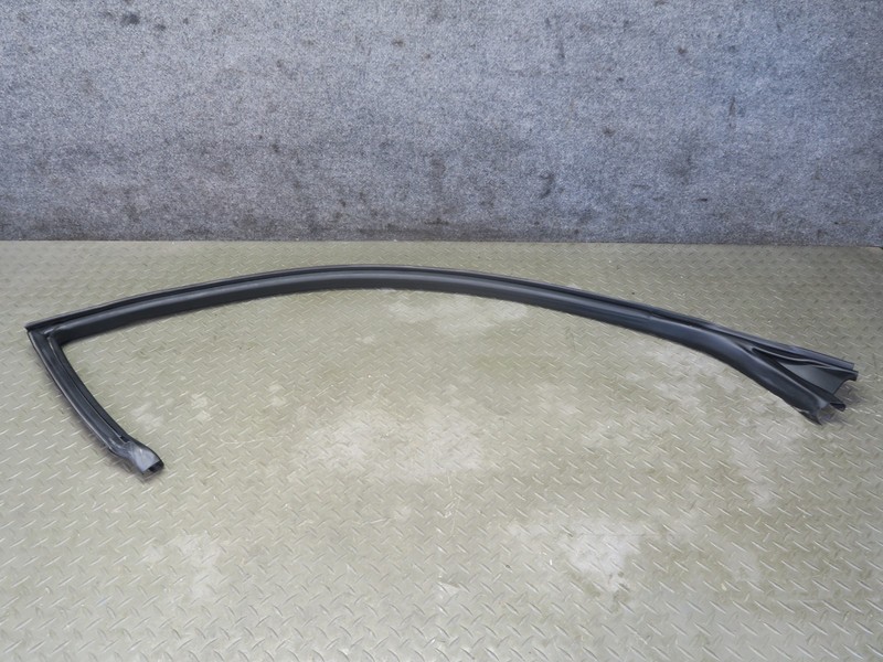 08-19 MASERATI GRANTURISMO M145 RIGHT DOOR UPPER WEATHERSTRIP RUBBER SEAL GASKET