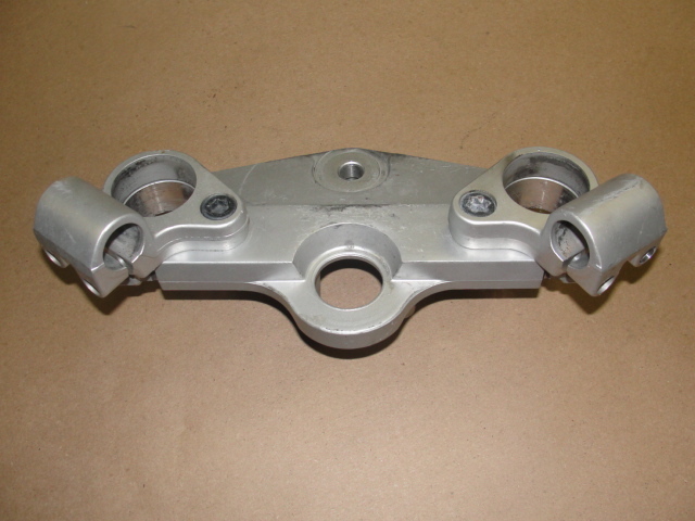 94 SUZUKI GSX 600 F KATANA UPPER TRIPLE TREE STEERING HANDLE BAR CLAMP GSX600