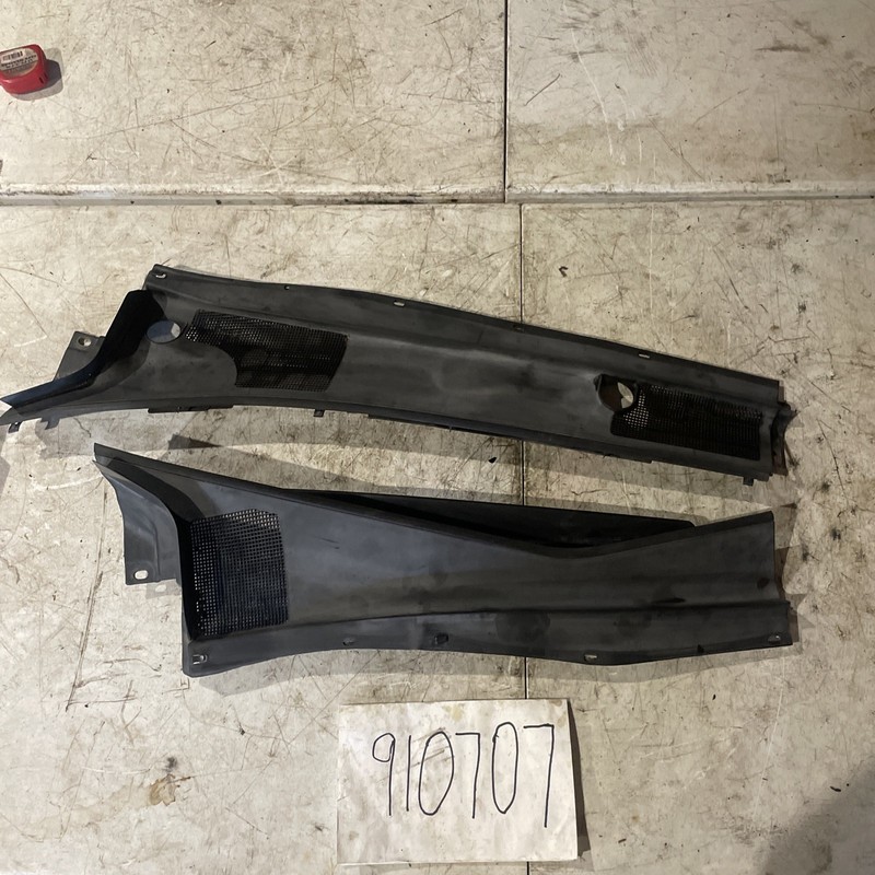 97 - 01 Lexus ES300 Windshield Wiper Cowl Vent Panel Set