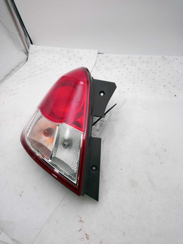 2008 Saturn VUE Left Tail Light Assembly Red OEM 393731 130K Miles