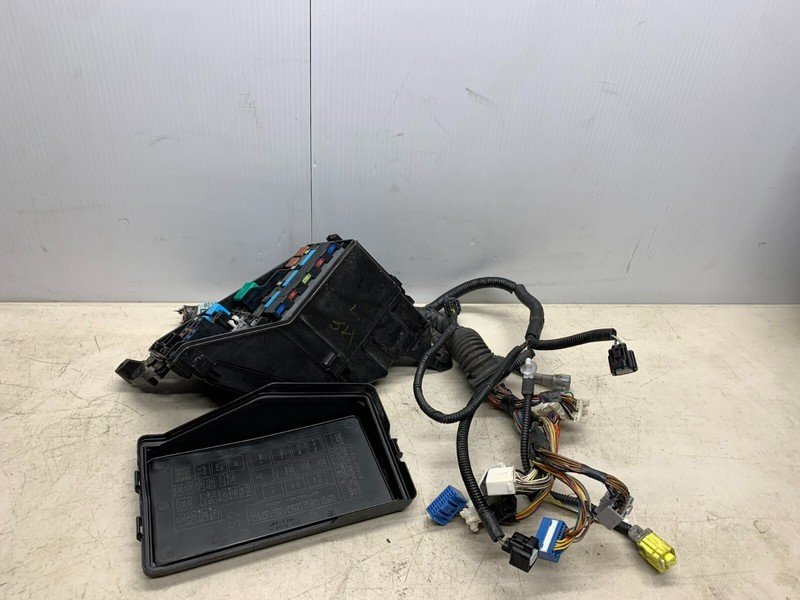 2006-2010 LEXUS IS250 LEFT SIDE UNDER HOOD FUSE BOX MODULE RELAY OEM