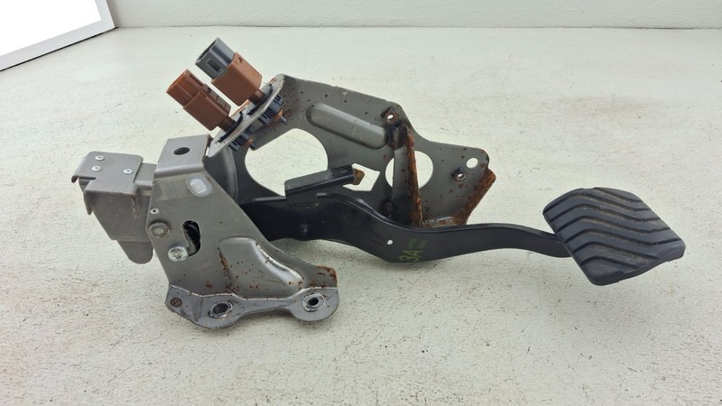 2017-2021 NISSAN ROGUE SPORT BRAKE STOP FOOT PEDAL W/ BRACKET SUPPORT OEM