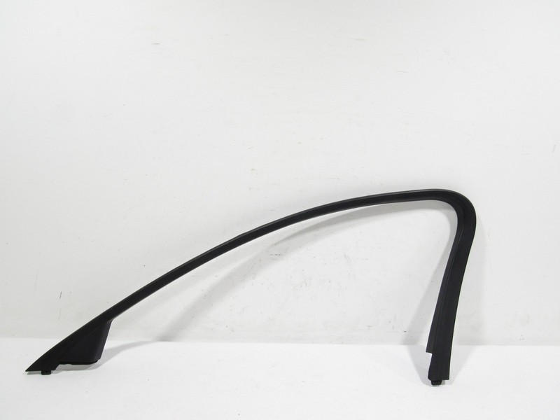 18-23 Kia Stinger GT1 2019 Front Right Pass Door Window Frame Molding Trim |