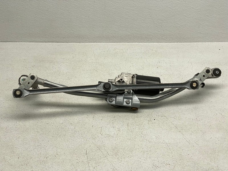 2017-2020 JAGUAR F-PACE FRONT WINDSHIELD WIPER LINKAGE MOTOR OEM LOT668