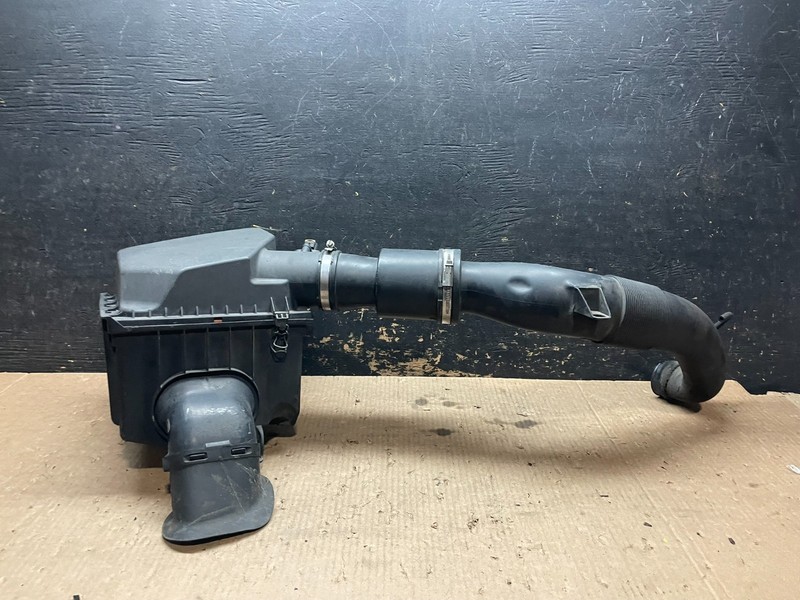 2010 to 2011 Cadillac SRX 2.8L Air Cleaner Intake Box Z3366 PS