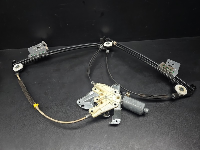 04-08 CROSSFIRE FRONT DRIVER DOOR WINDOW GLASS REGULATOR W/ MOTOR 130821787