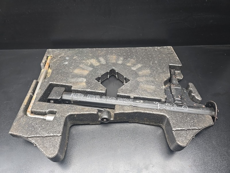 π03-11 Mercedes R230 SL500 SL550 Lift Jack W/Tool Foam Set 2306841037 OEMπ