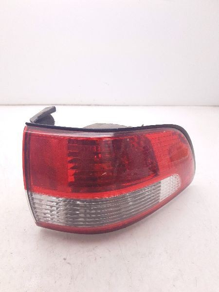 01-03 TOYOTA SIENNA PASSENGER SIDE REAR RIGHT TAIL LIGHT ASSEMBLY