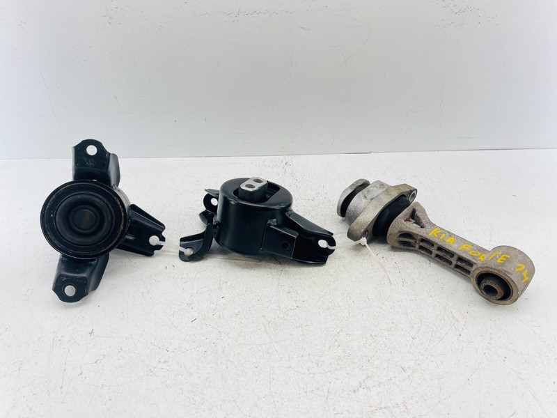 12-16 KIA FORTE engine mounts 21810-S8300 21830-S8400SET OEM