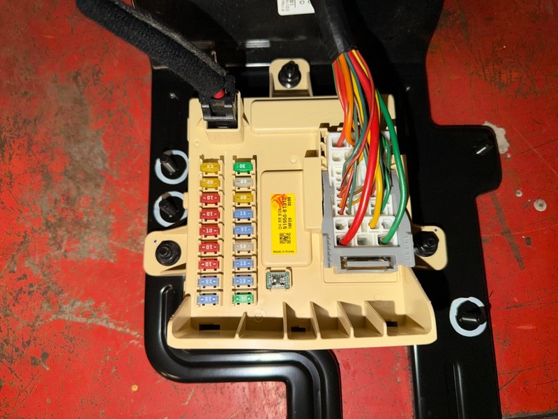 15-17 HYUNDAI GENESIS & G80 OEM REAR TRUNK FUSEBOX JUNCTION RELAY BOX MODULE