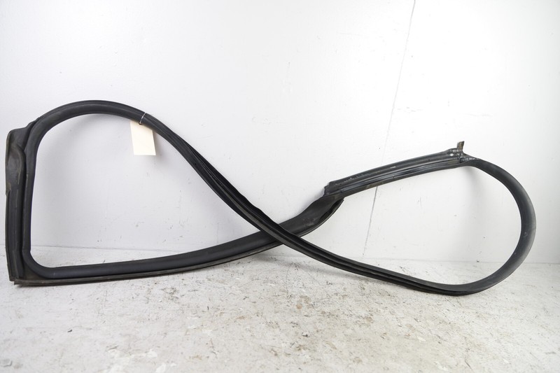2014 - 2020 MASERATI GHIBLI REAR LEFT SIDE DOOR BODY WEATHERSTRIP SEAL OEM 60K