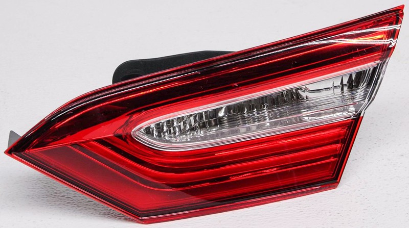 OEM Toyota Camry Right Passenger Side Halogen Tail Lamp Lens Crack 81580-06620