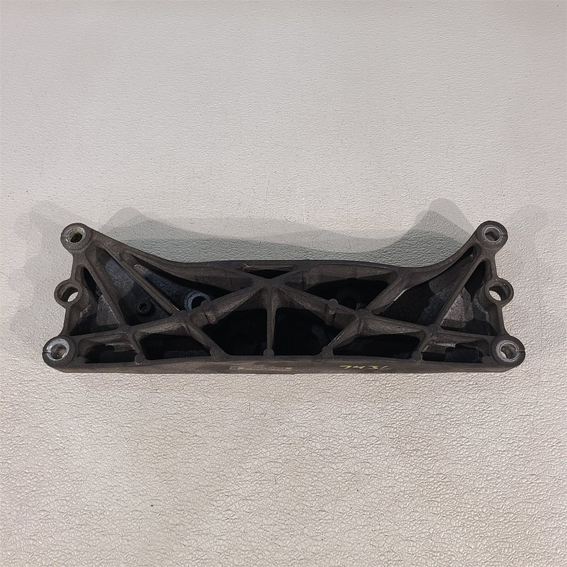 10-15 Camaro SS Automatic Transmission Crossmember Mount Bracket Aa7436