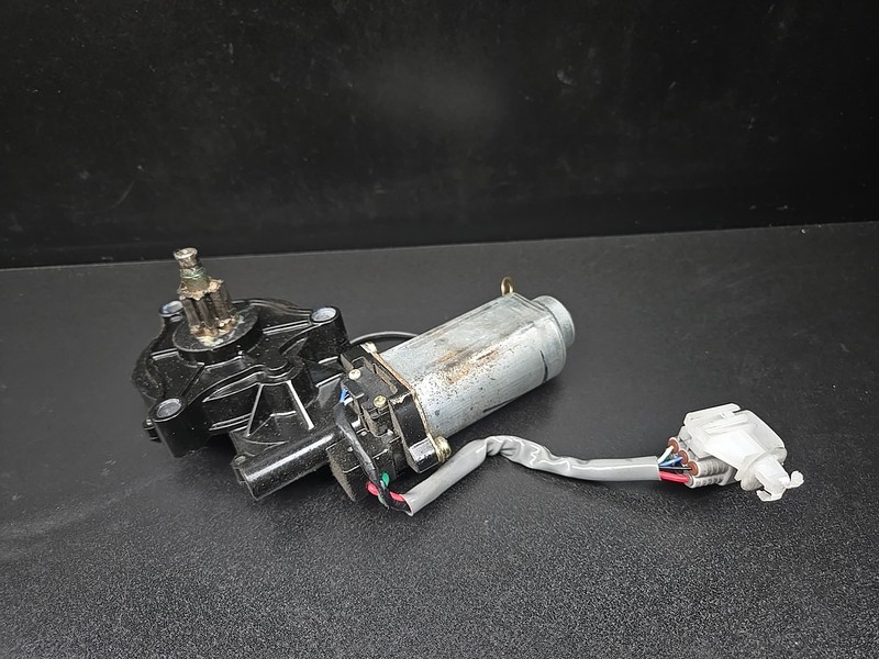 2003 LEXUS SC430 Z40 CONVERTIBLE LUGGAGE DOOR DRIVE GEAR MOTOR LEFT