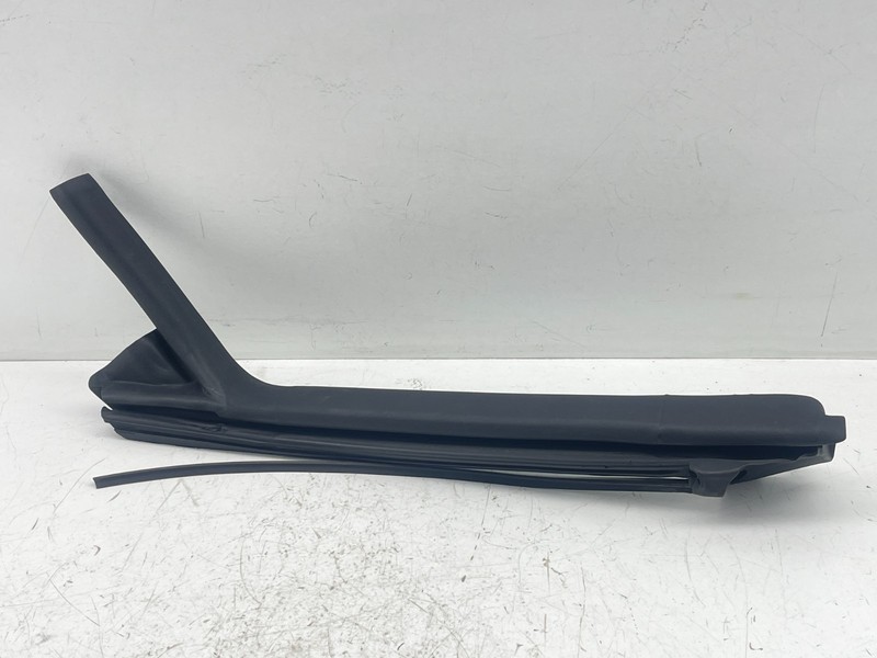 16-19 BUICK CASCADA Genuine GM Passenger Side Front Door Window Weatherstrip OEM