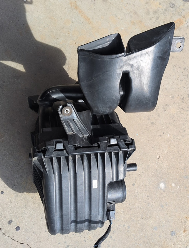 2011-2014 Chrysler 200 2.4L Air Intake Cleaner Filter Box OEM