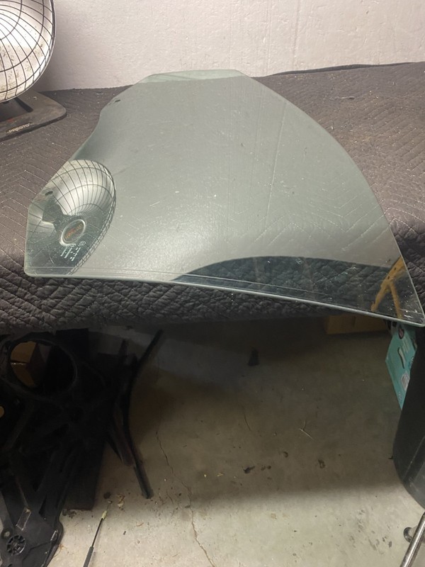 2012 TOWN AND COUNTRY LEFT FRONT DOOR GLASS OEM