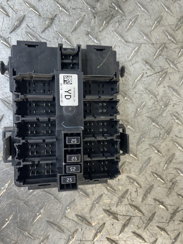 2007- 2013 CHEVROLET LMM RELAY FUSE BOX 15780696 OEM