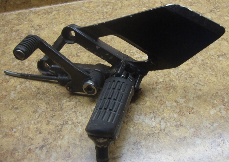 1991 Honda CBR600 F2 CBR 600 600F2 CBR600F Foot Peg Pedal Mount Left Shifter I12