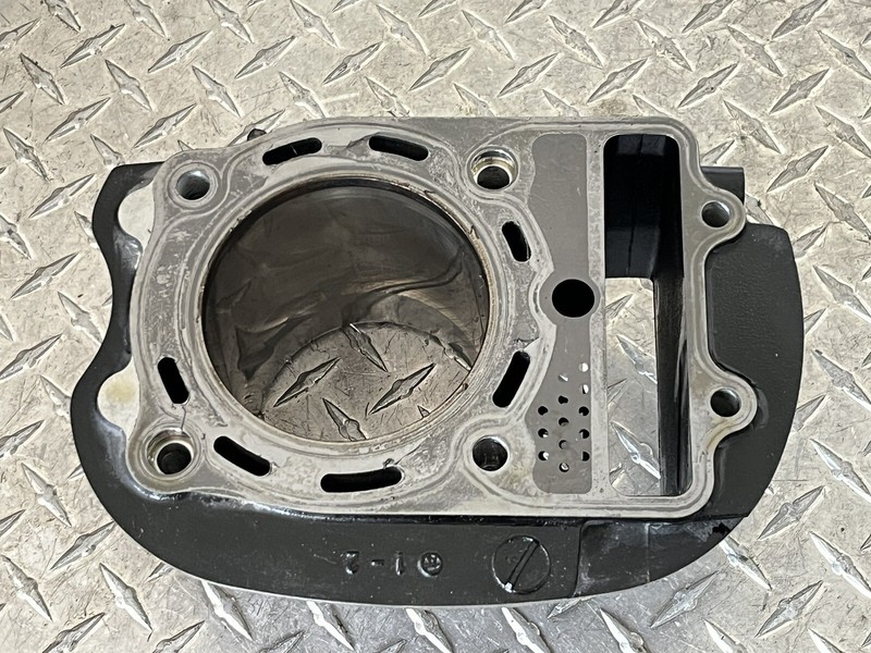 08 Kawasaki VN 900 D Vulcan Rear Engine Cylinder Block Jug Barrel VN900